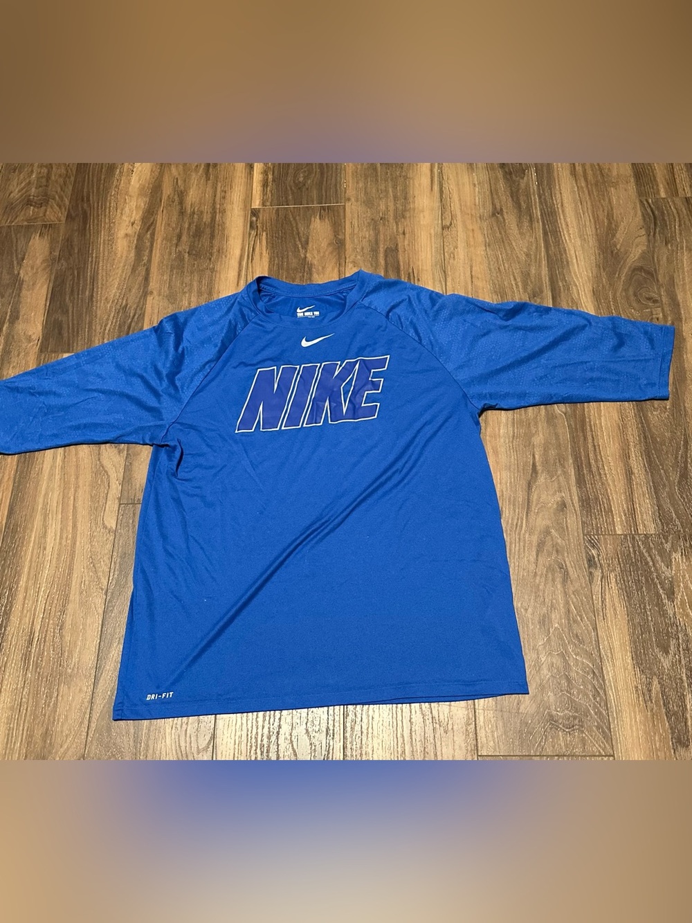 The Nike Tee Dri-Fit 3/4 Sleeve Raglan Performance Tee Men’s XL Blue